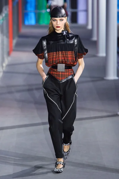 Look 25